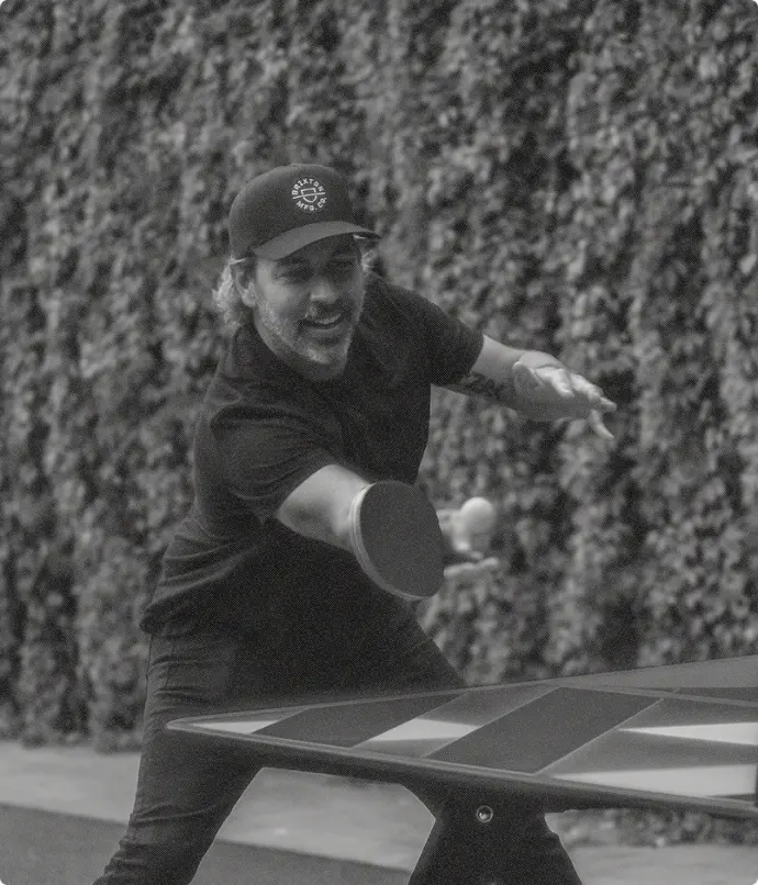 Teddy Kelly, Artista mural / Abstracción geométrica, Diseñador. Jugando en la Mesa de Ping-Pong 003 de BKT mobiliario urbano. Teddy Kelly